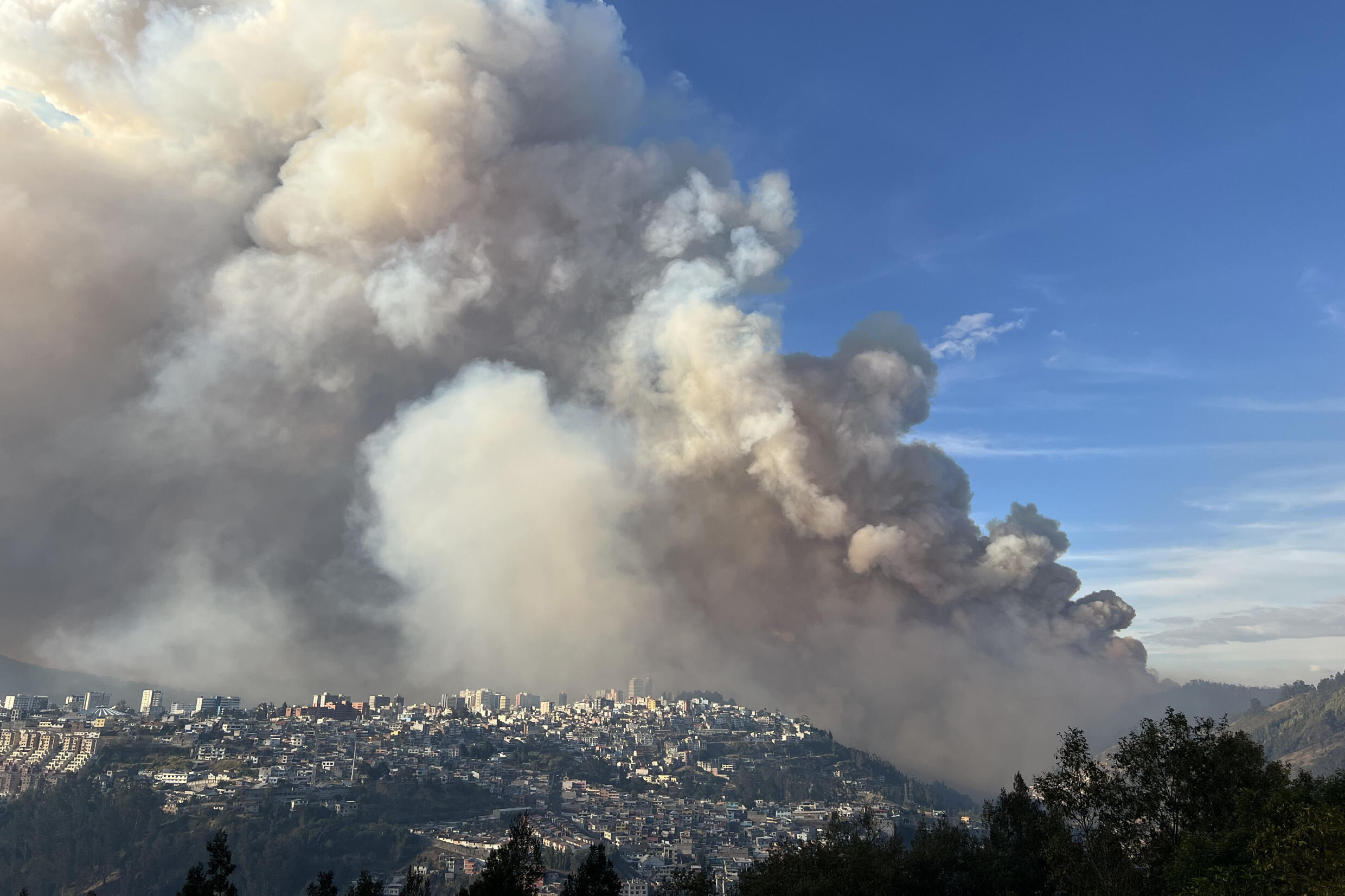 Los siete incendios simultáneos que generaron caos en Quito fueron provocados, aseguran las autoridades