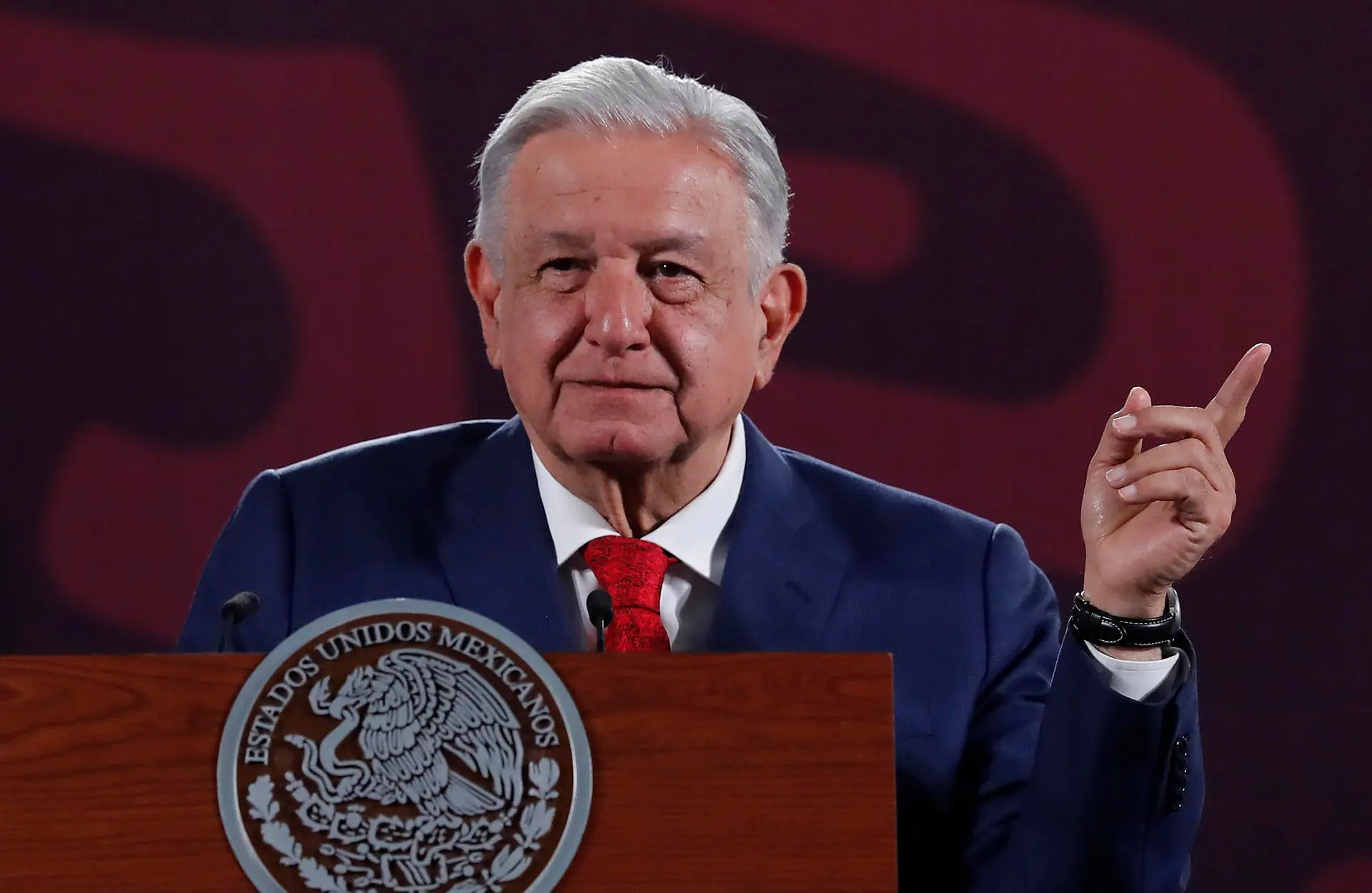 López Obrador promete no actuar contra la persona que le arrojó una botella de agua