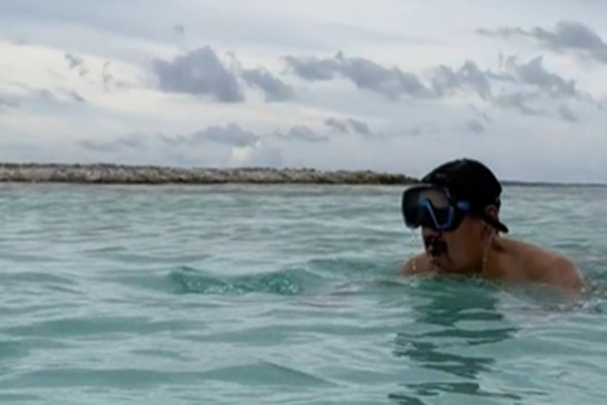 Maduro fue a la playa y se puso a bucear bajo el mar para buscar los votos que no consiguió (VIDEO)