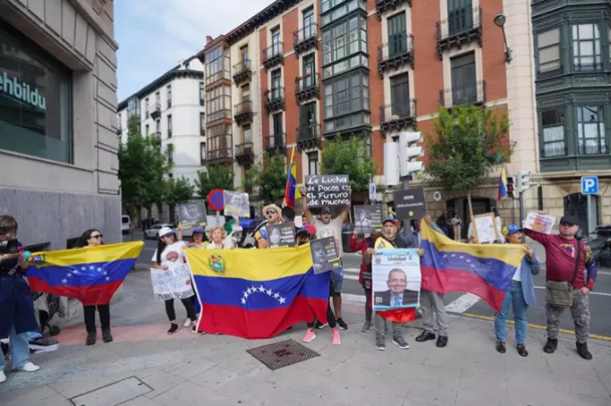 Venezolanos en Bilbao exigieron la libertad de los españoles detenidos con un cacerolazo frente al consulado