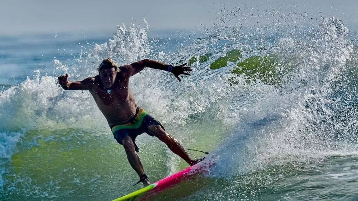 Surfista sobrevivió a un terrible ataque de tiburón en Florida: ya tenía un pie entero en la boca del depredador