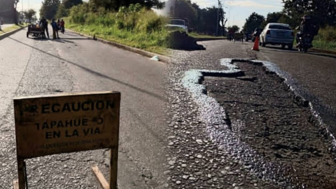 Los populares “tapa huecos” siguen remendando la vía pública en Barinas