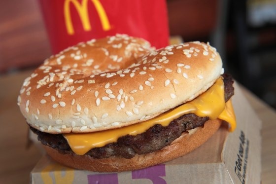 Alarma en EEUU con hamburguesas de McDonald’s: Bacteria habría dejado un muerto y 10 hospitalizados