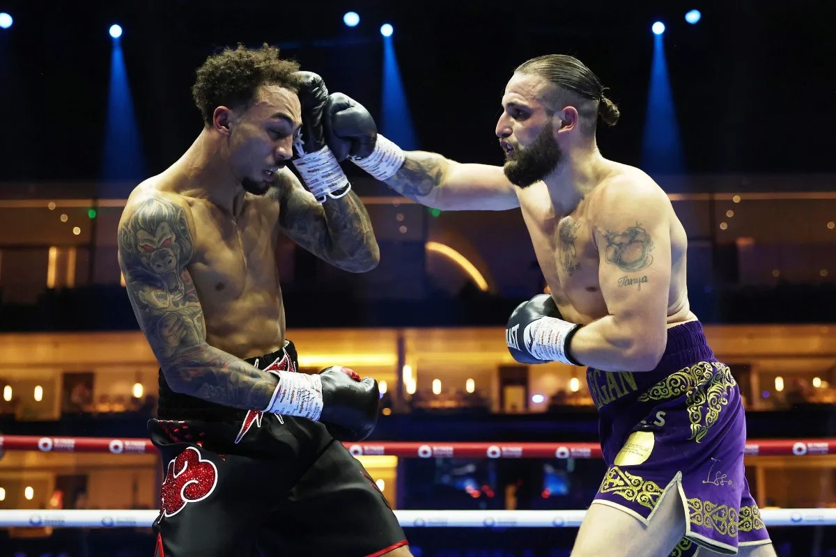 Boxeadores salieron volando del ring y uno terminó lesionado en silla de ruedas