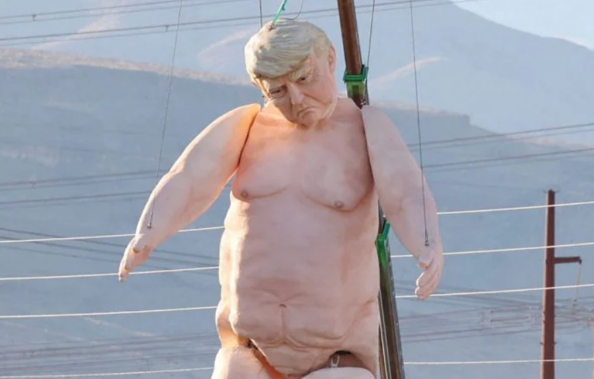 Estatua de Donald Trump completamente desnudo enojó a los republicanos en Las Vegas