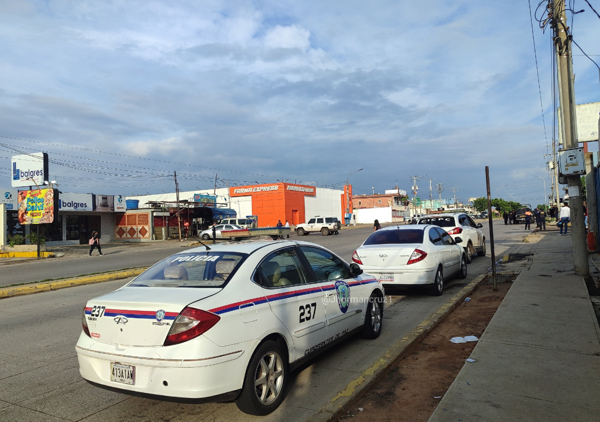 En imágenes: criminales lanzaron una granada contra farmacia en Maracaibo