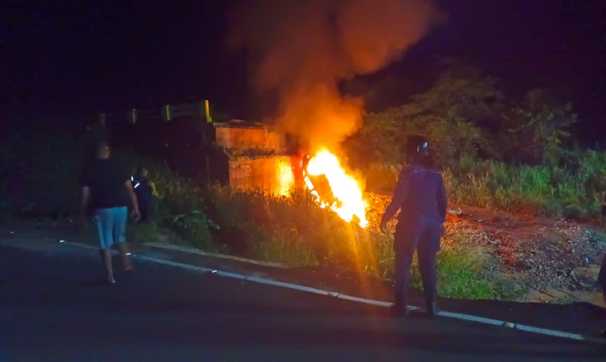 VIDEO: vehículo se incendió tras caer al vacío en puente sin reparar de la carretera Falcón-Zulia