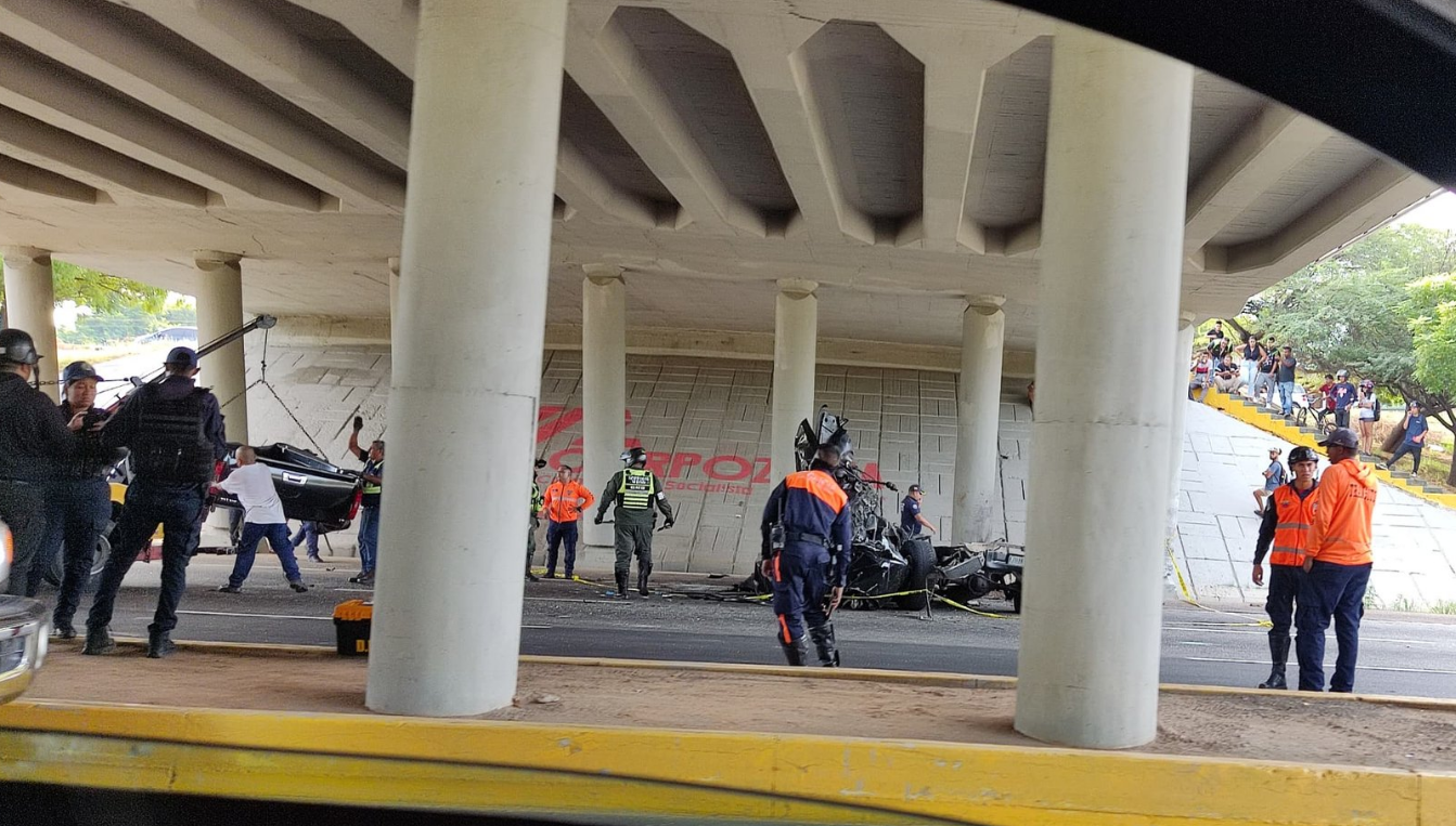 Fuerte accidente vial dejó una camioneta destrozada bajo distribuidor de Maracaibo (video)