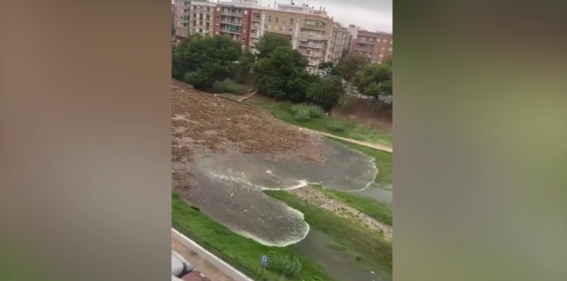 Tragedia en España: Captaron en VIDEO el catastrófico momento que llega la crecida del agua en Valencia