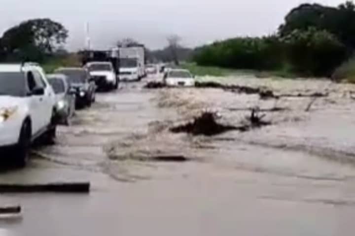 Desbordamiento en potrero de una finca en Barinas dejó vehículos atrapados en la Troncal 5