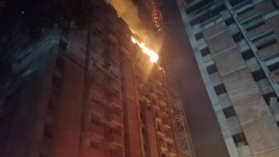 Incendio de gran magnitud se registró en edificio de Fuerte Tiuna este #3Oct (Imágenes)