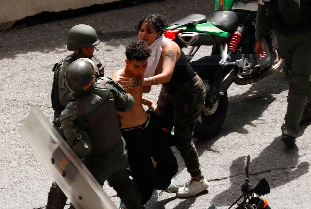 “They are threatened to admit the crimes they are charged with”: denounce relatives of the Venezuelan youths detained