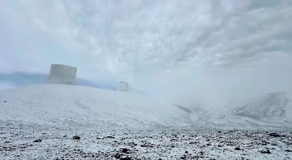 ¡Asombroso! Cayó nieve en el pico más alto de Hawái