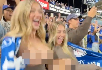 ¡Locura! Dos rubias fanáticas de los Dodgers mostraron las LOLAS frente a multitud en partido de la MLB (VIDEO)