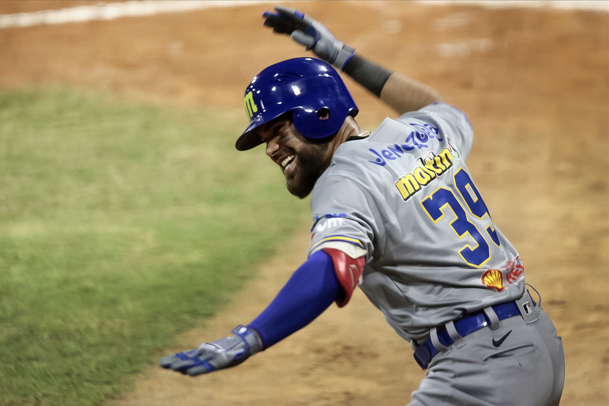 Ofensiva de Magallanes debutó por la puerta grande y arruinó celebración de Tiburones