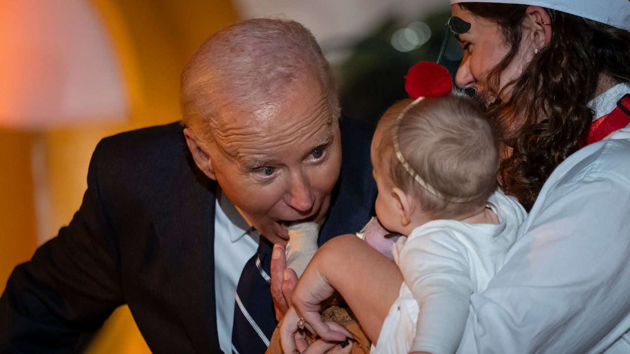 VIRAL: Biden muerde a un bebé durante un evento de Halloween en la Casa Blanca (VIDEO)