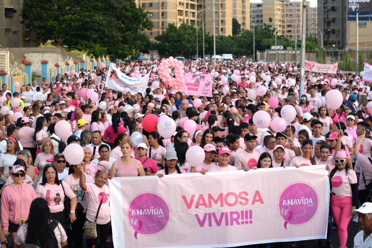 The people of Zulia State walk to commemorate the fight against breast cancer