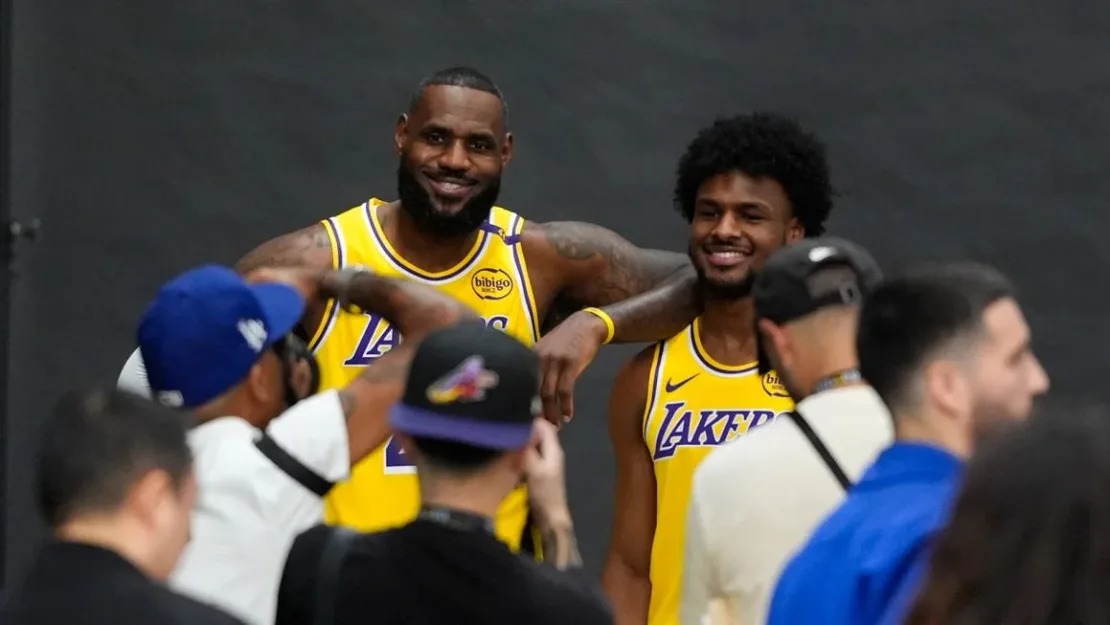 LeBron y Bronny James se convierten en el primer dúo de padre e hijo en jugar juntos en la NBA