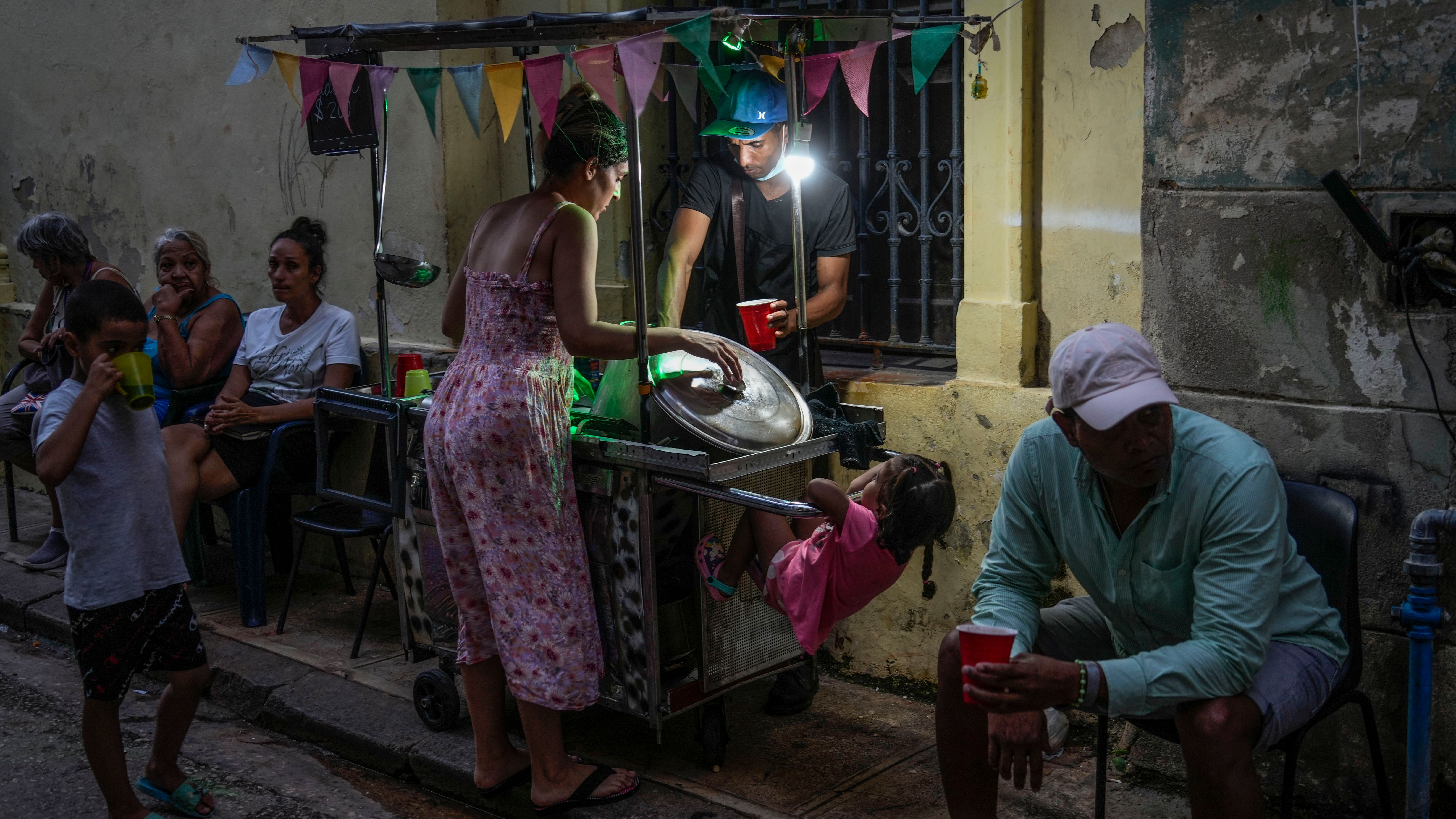 Sólo un tercio de Cuba tiene energía eléctrica cuatro días después del apagón total