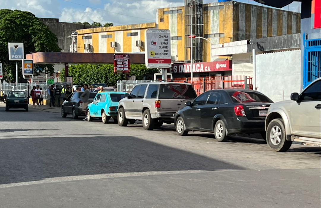 Venezuela’s fuel supply deficiencies cause long queues to fill up in San Juan de los Morros