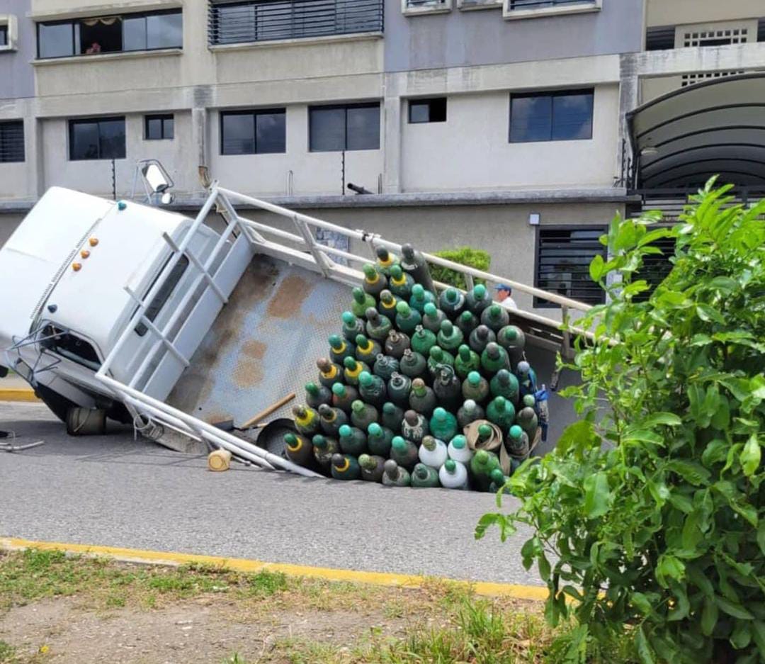 Mega hueco se tragó a un camión en el este de Barquisimeto