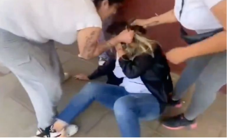 Madres le dieron brutal golpiza a maestra por presunto maltrato a estudiantes (VIDEO)