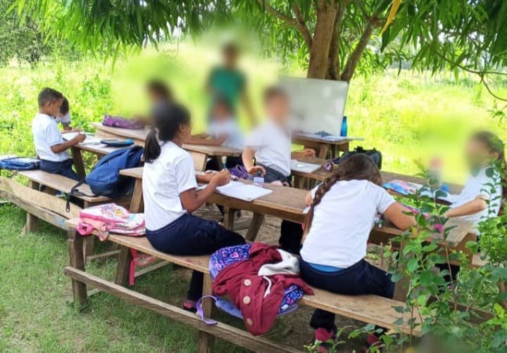 El insólito lugar donde reciben clases los niños de una escuelita en Barinas