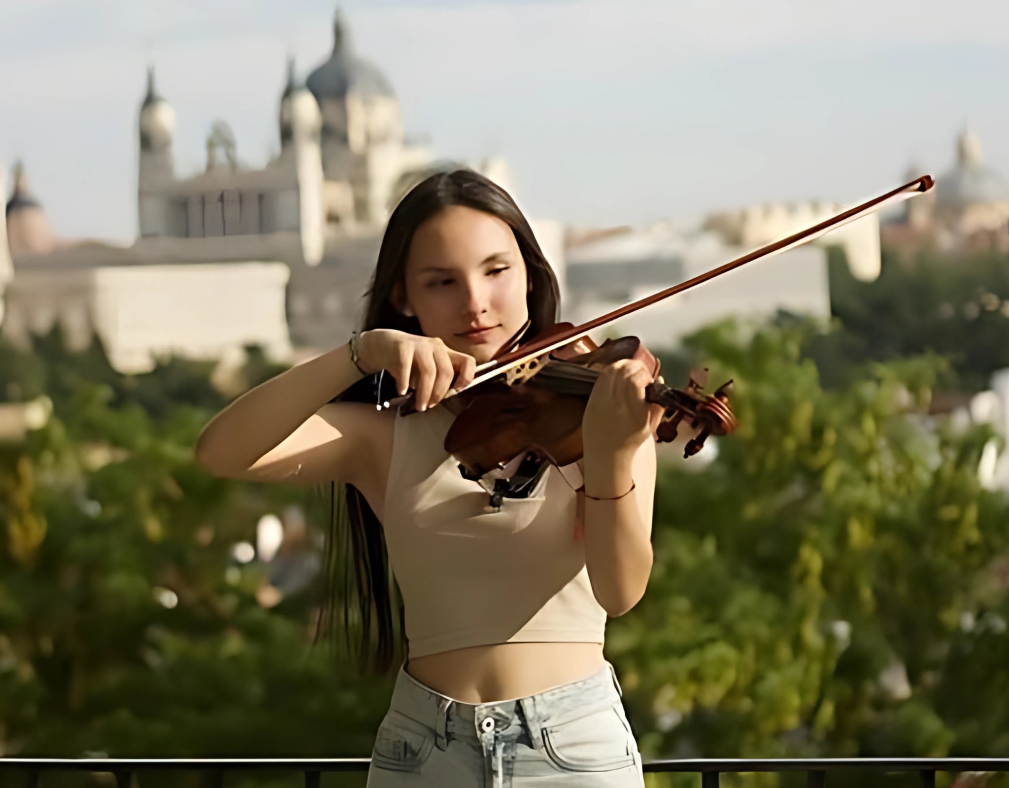 Marianna Atria, una violinista venezolana que toca en las calles de Madrid por un sueño