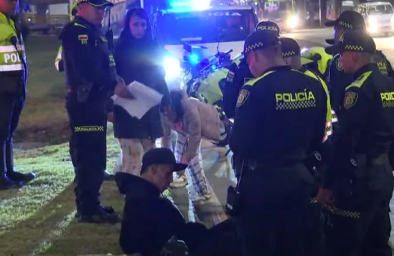 Le pegó a su sobrino frente a la policía por usar el carro que le prestó para robar (VIDEO)