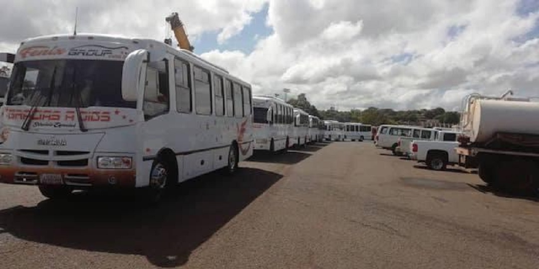 Transportes de trabajadores de empresas básicas se trasladan en caravana debido a recientes robos en la vía