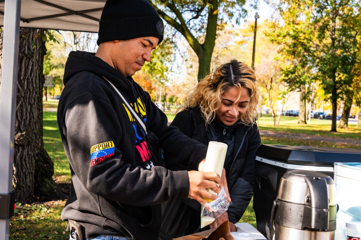 Pareja venezolana apuesta por un futuro en Chicago y son sensación con su venta de empanadas