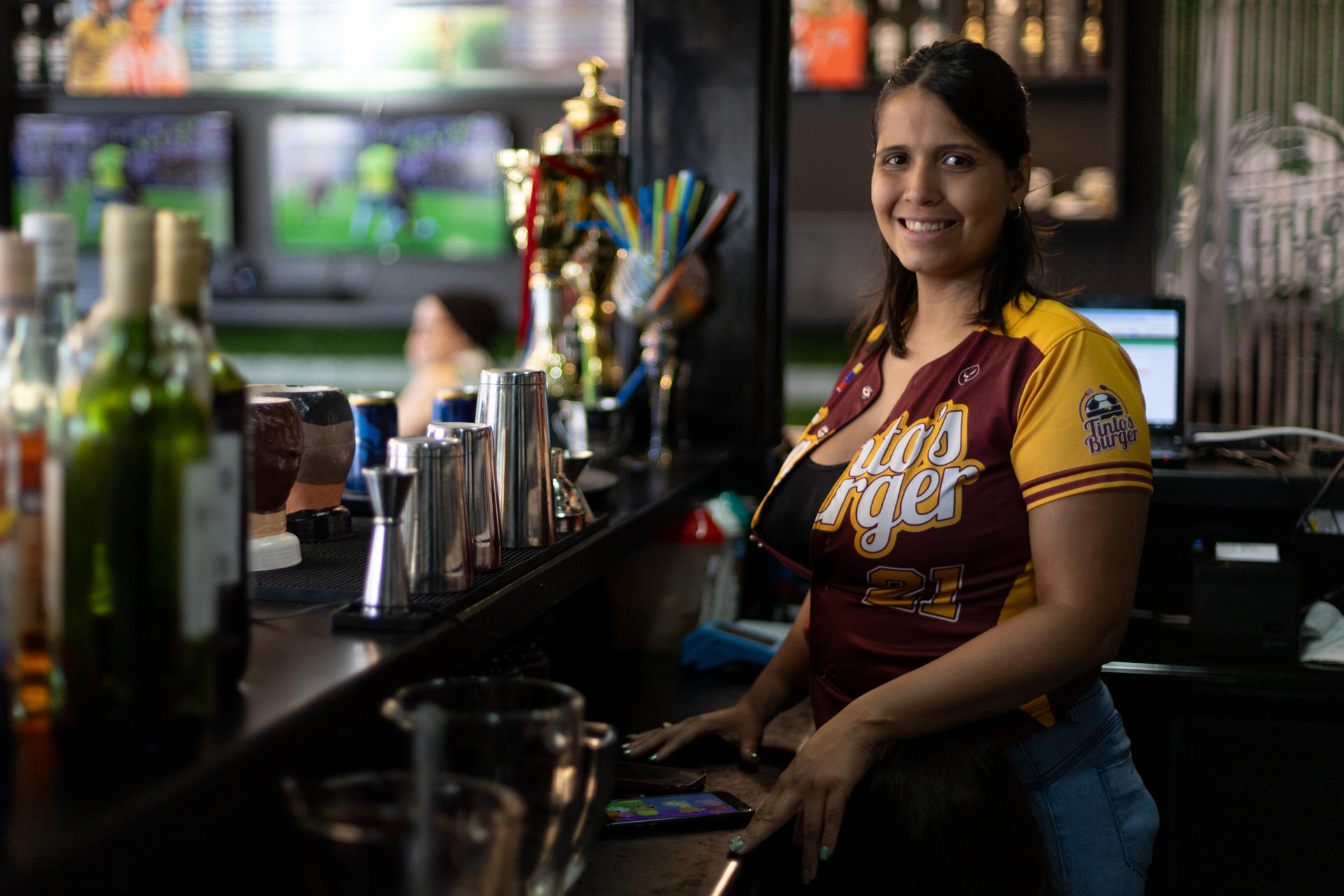 El bar de la hija del utilero de la Vinotinto que reúne a los venezolanos en Chile (FOTOS)