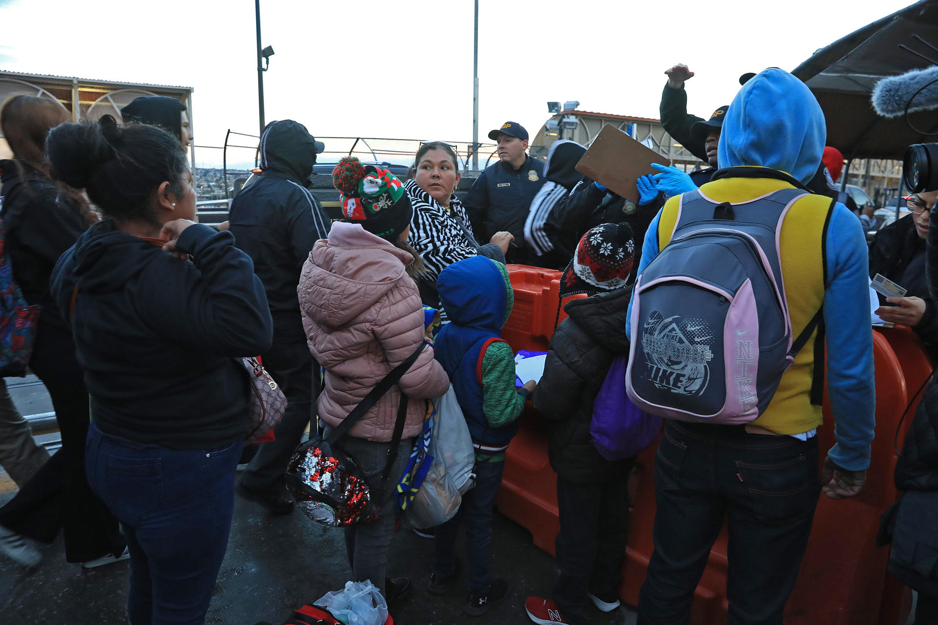 Migrantes venezolanos con cita de asilo en la frontera de México temen que Trump los expulse