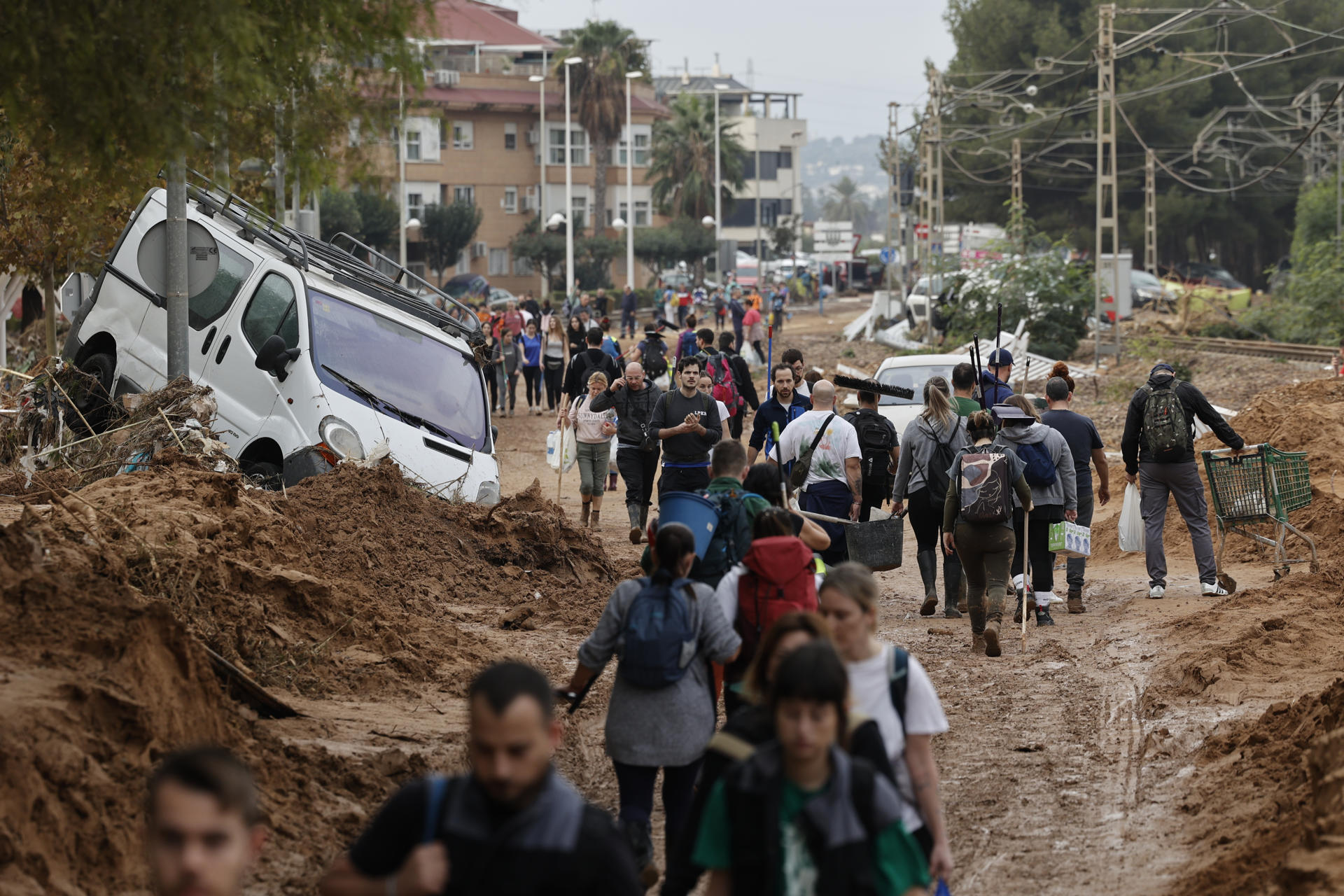 Rescatistas contabilizaron al menos 211 fallecidos por las inundaciones en Valencia