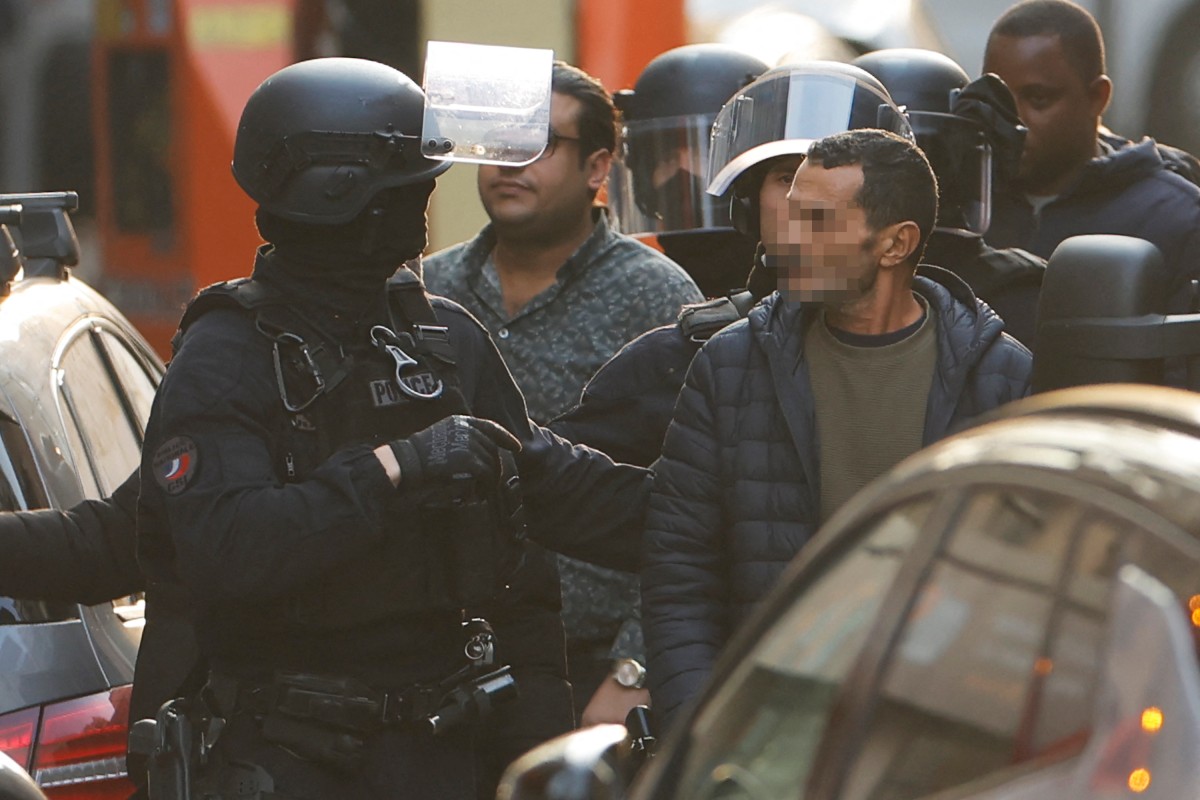 Policía liberó rehenes y capturó a criminal atrincherado en pizzería a las afueras de París