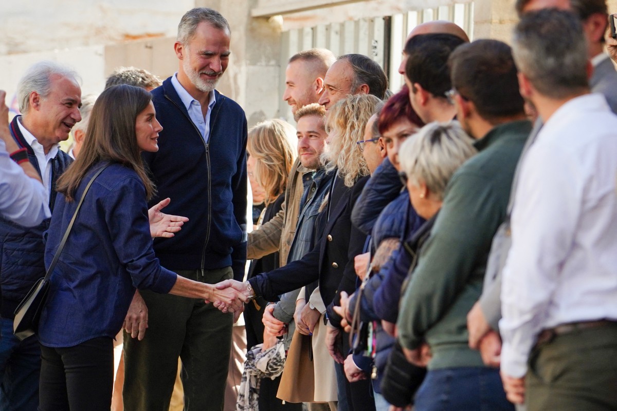 Los reyes de España volvieron a la zona devastada en Valencia tras una caótica primera visita