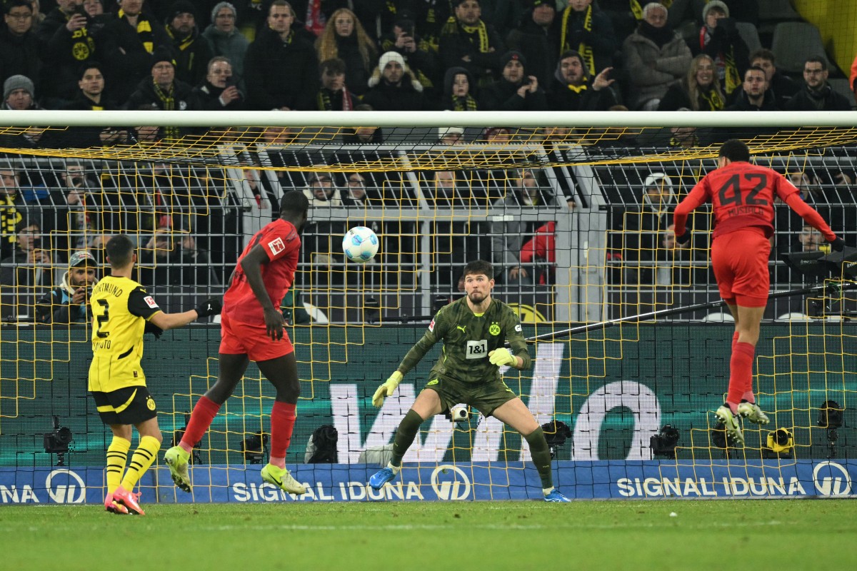 Bayern Múnich arrancó un empate al Borussia Dortmund para mantenerse como líder invicto