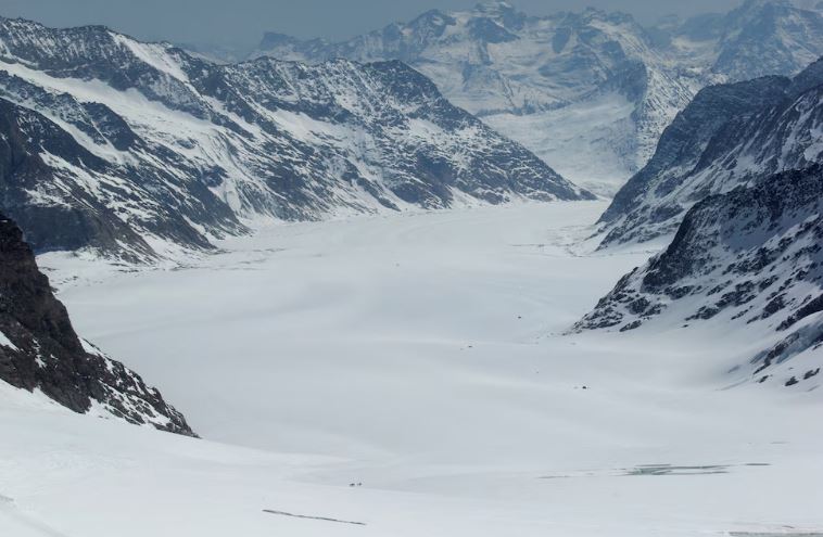 Excursionista encontró extraño objeto oculto bajo la nieve en los Alpes Suizos