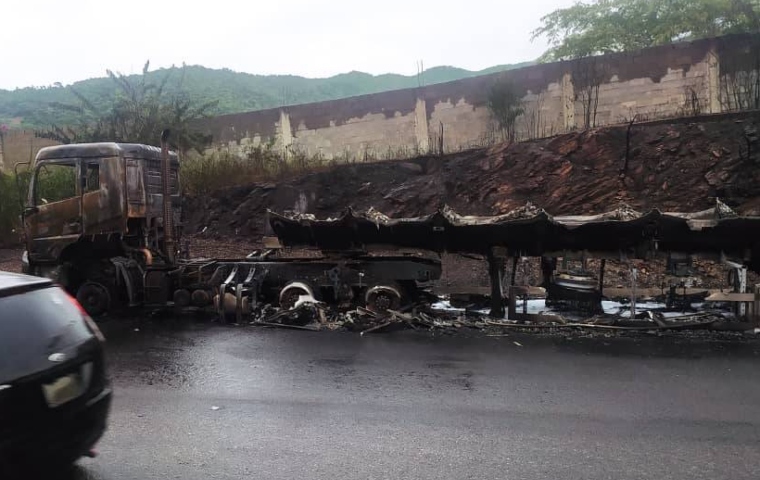 Conductor salió ileso tras incendio de camión cisterna en autopista de Carabobo (Video)