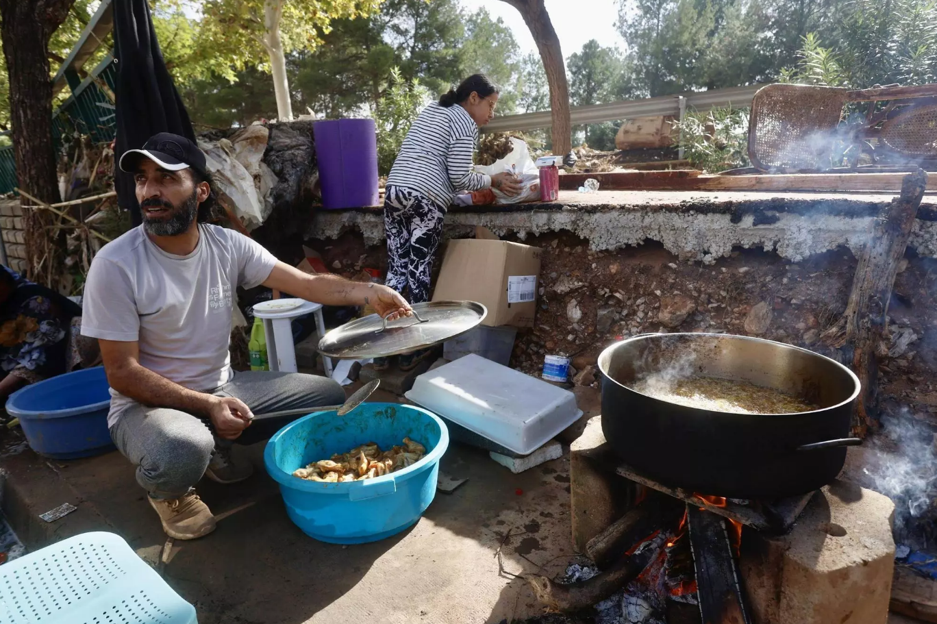 Venezolanos y otros migrantes cocinan sus recetas en la calle para los afectados por la Dana