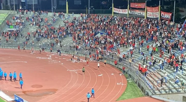 Vergonzoso: “hinchas” del Caracas FC invadieron el terreno de juego para reclamarle a sus jugadores por malos resultados 