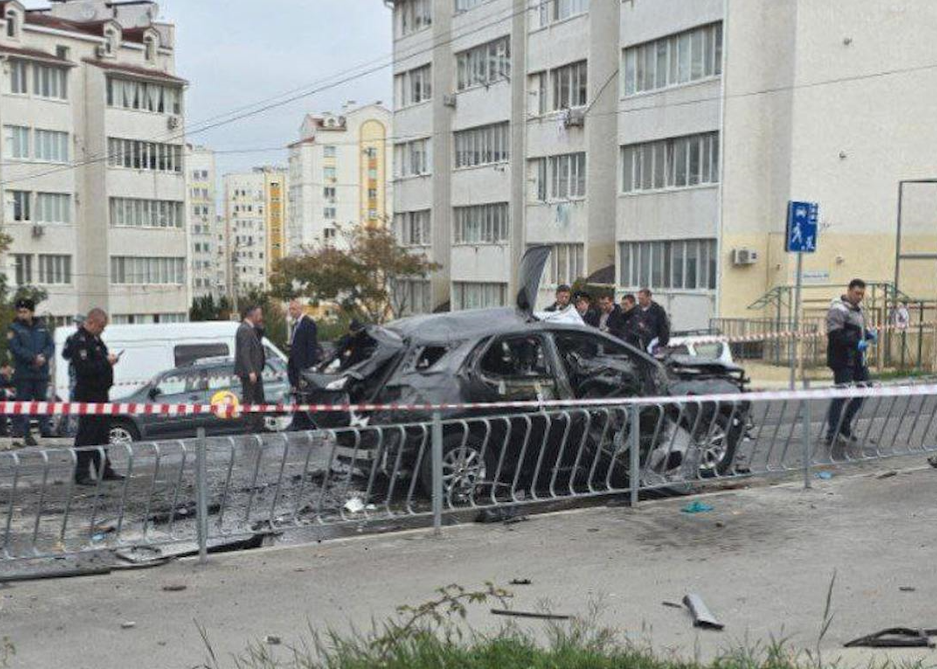 Militar ruso murió por explosión de un carro bomba en el puerto de Sebastopol (video)