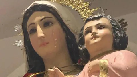 Devotos aseguran que imagen de la Virgen del Carmen derramó lágrimas en iglesia de Santa Marta (VIDEO)