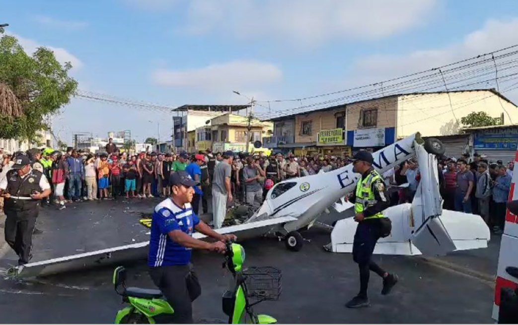 Murieron dos pilotos militares al estrellarse avioneta en una zona poblada de Ecuador (VIDEOS)