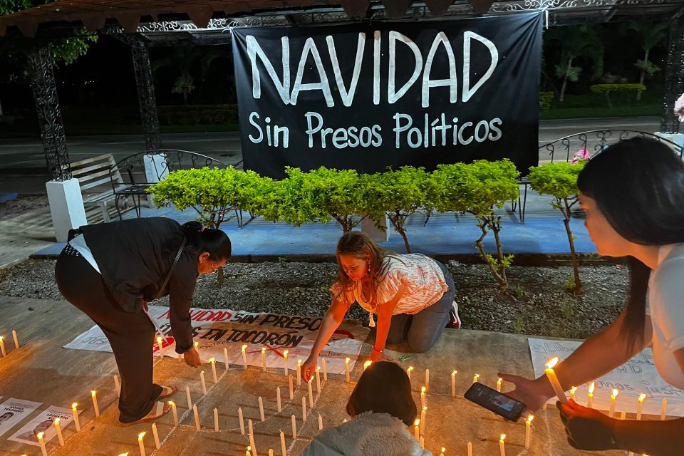 Madres de presos políticos duermen en el suelo esperando la libertad de sus hijos