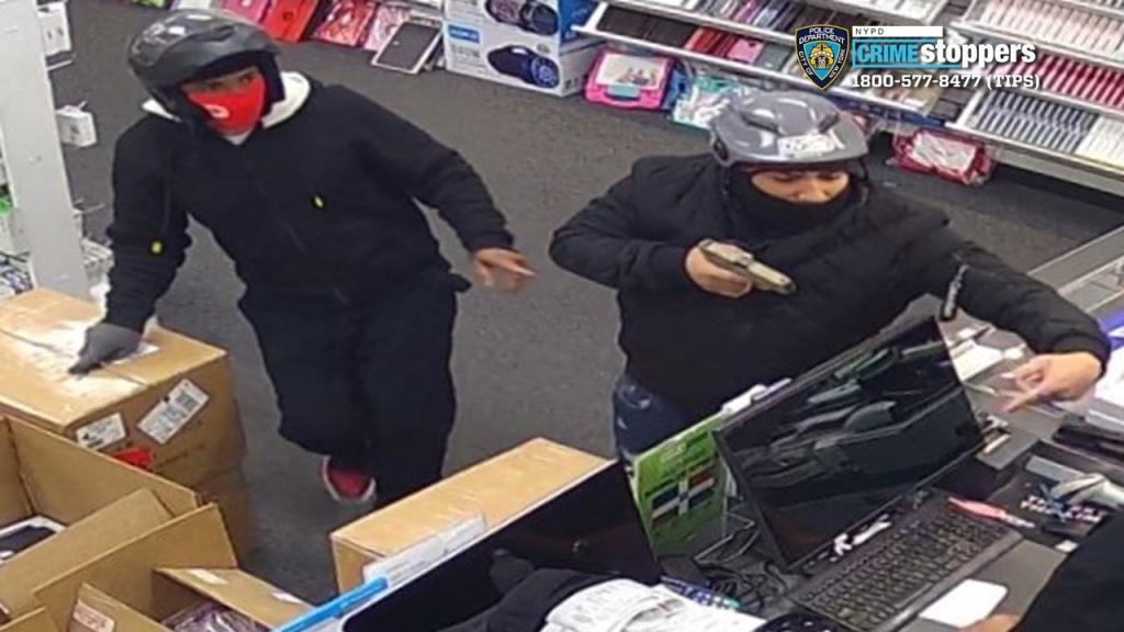 VIDEO: El impactante asalto armado de dos hombres para arrebatar un Rolex de 22 mil dólares en Queens