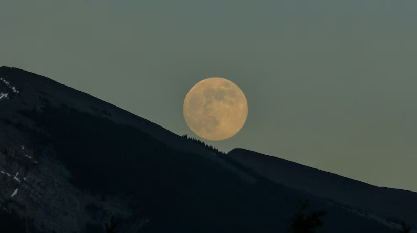 Cuándo será la última superluna del año y cómo observarla en plenitud