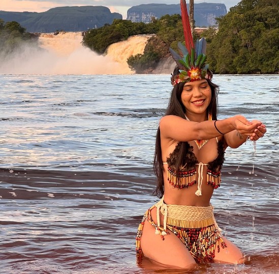 Corina Landaez, la modista que busca empoderar a la comunidad indígena de Canaima a través de la costura (VIDEO)