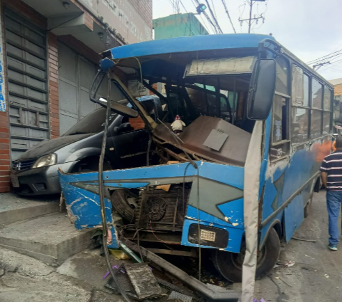 Autobús de pasajeros impactó a varios vehículos y dejó tres heridos en El Junquito este #1Nov (Imágenes)