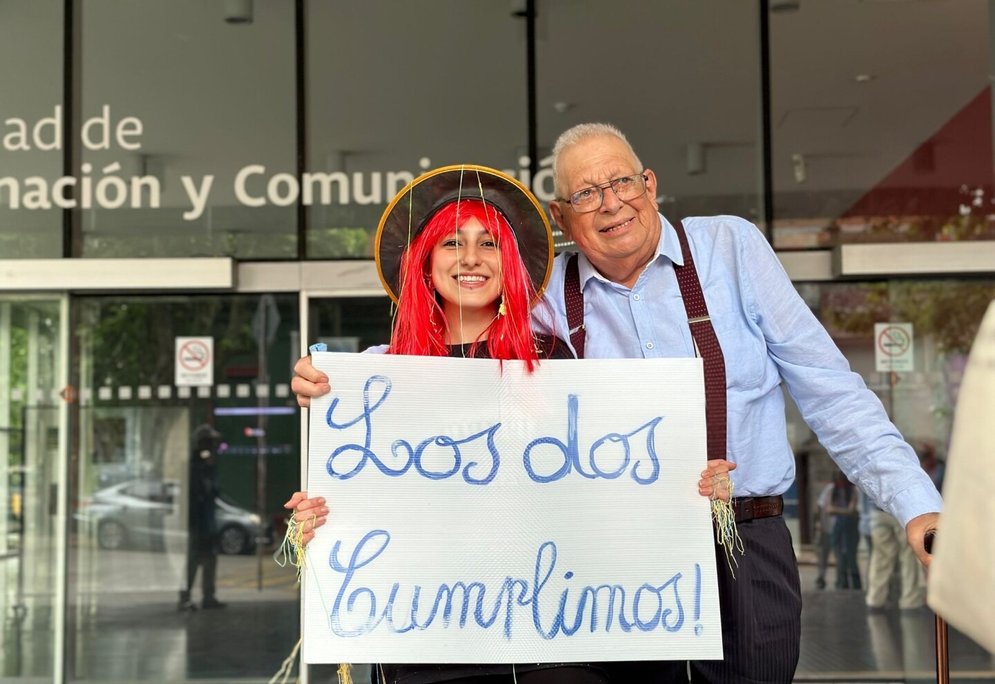 “¡Los dos cumplimos!”: Su abuelo con cáncer le prometió que “aguantaba” hasta verla graduarse y se hizo viral